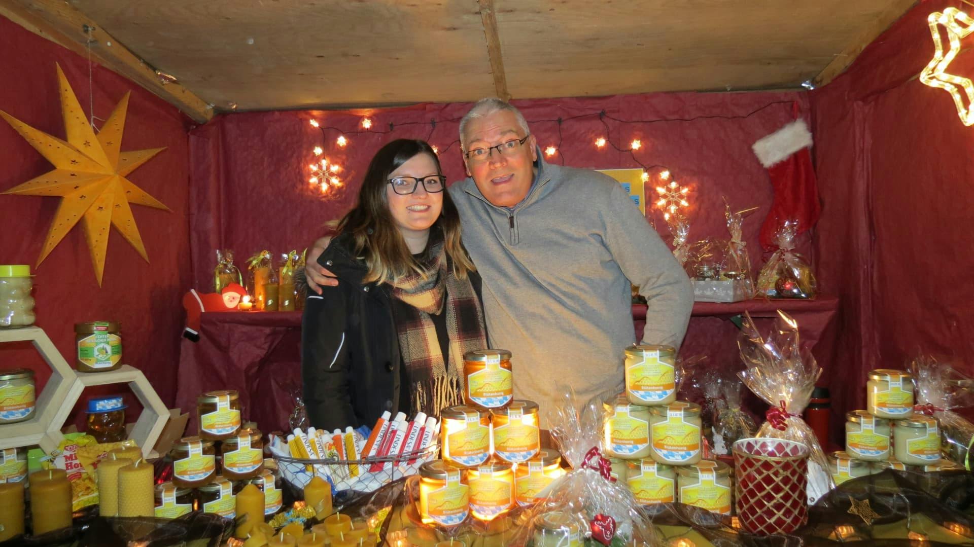 Imker Bruno mit Tochter Kerstin im Weihnachtsmarktstand