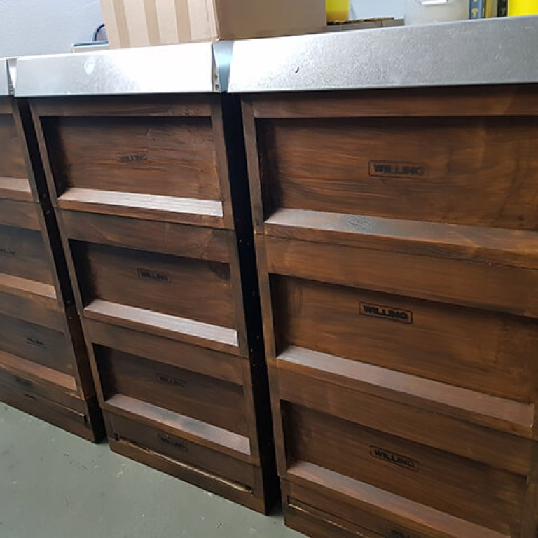 Bienenbeuten sind fertig lasiert
