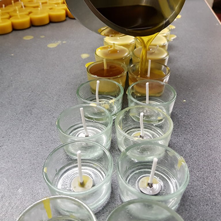 Bienenwachs eingießen